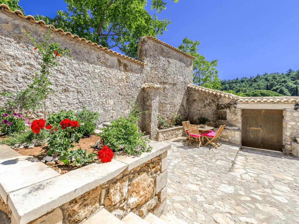 Villa Callisto- Elegant Restored Villa With Pool Gyri Exterior photo